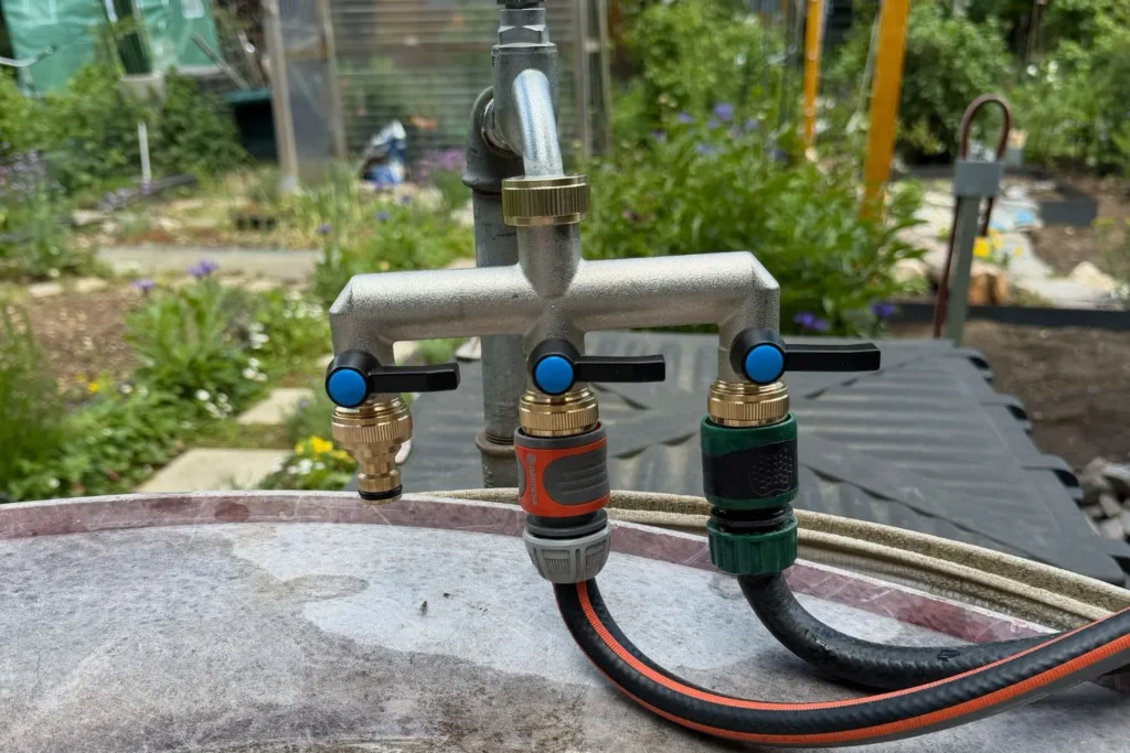 3-Wege-Wasserverteiler am Wasseranschluss für automatische Gartenbewässerung mit Gardena Micro-Drip-System