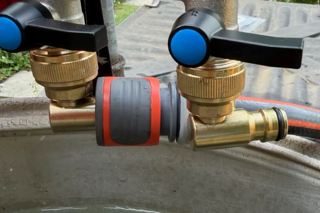 90-Grad-Winkelanschluss aus Messing am Wasserverteiler für Gartenschlauch und Bewässerungsanlage