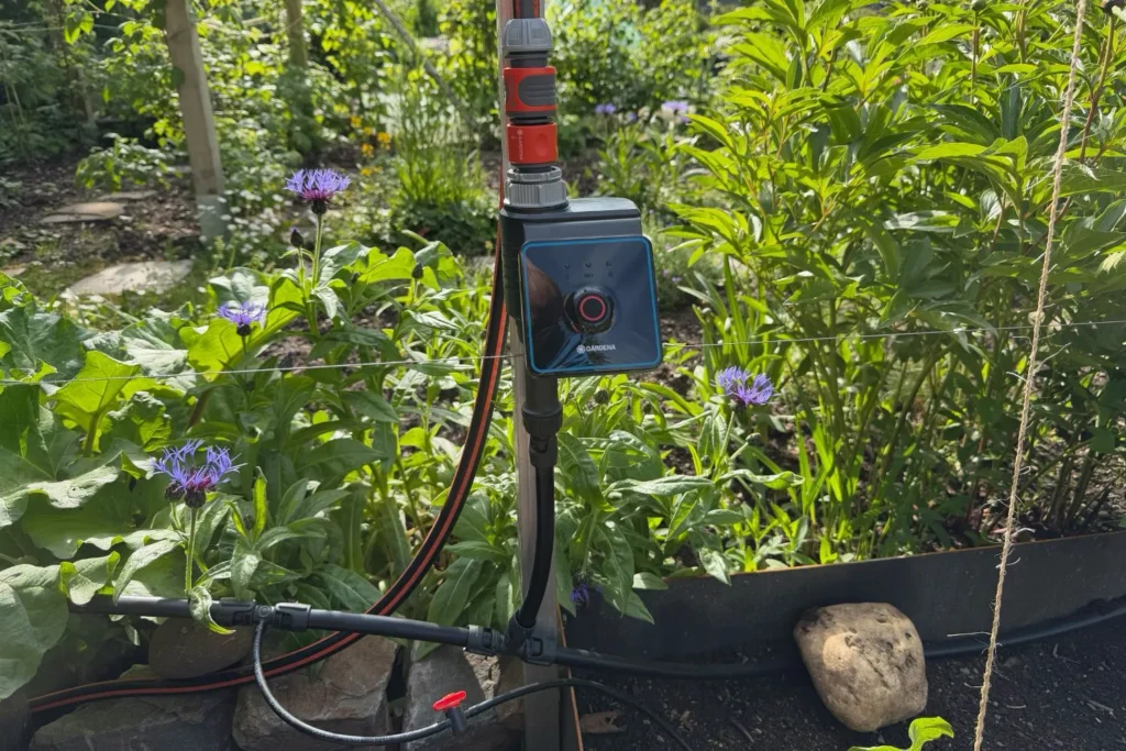 Montierter Bluetooth-Bewässerungscomputer an der automatischen Gartenbewässerung im Schrebergarten