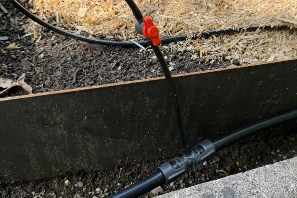Übergang von 13-mm-Hauptleitung auf 4,6-mm-Verlegerohr mit Absperrventil im Gardena Micro-Drip-System