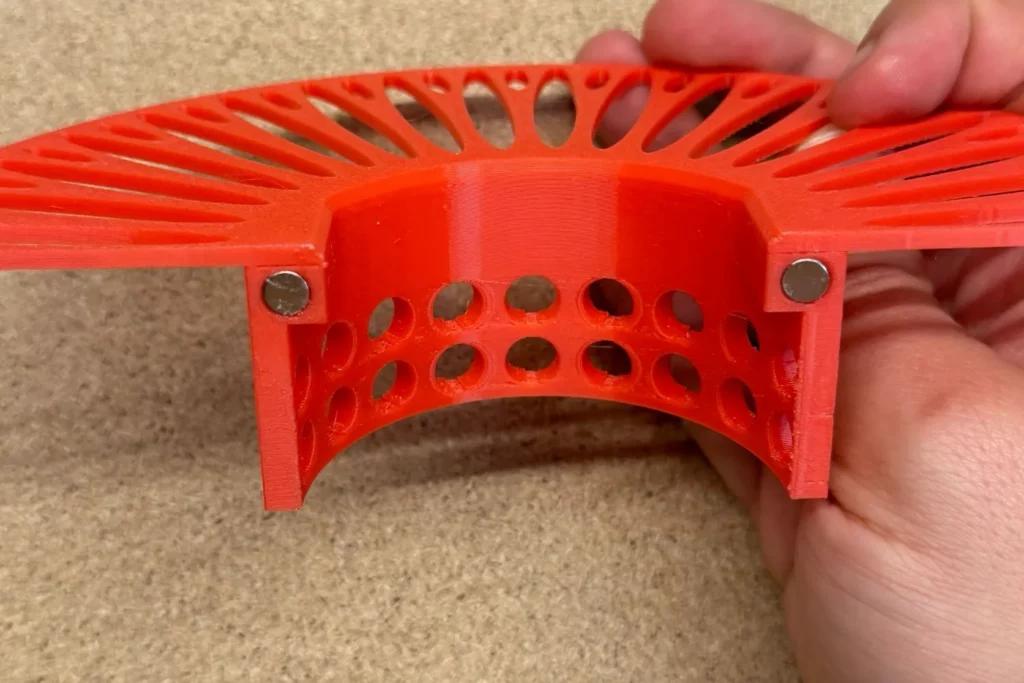 Eingeklebte Neodym-Magnete im Erdbeergitter