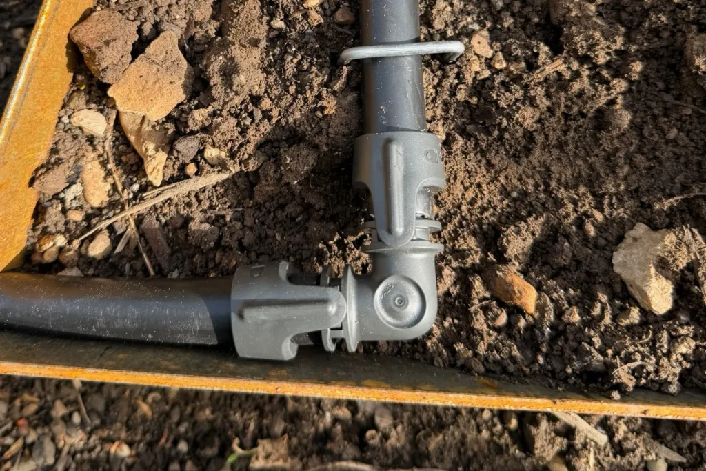 L-Stück für 13-mm-Micro-Drip-Leitung in einem Hochbeet montiert