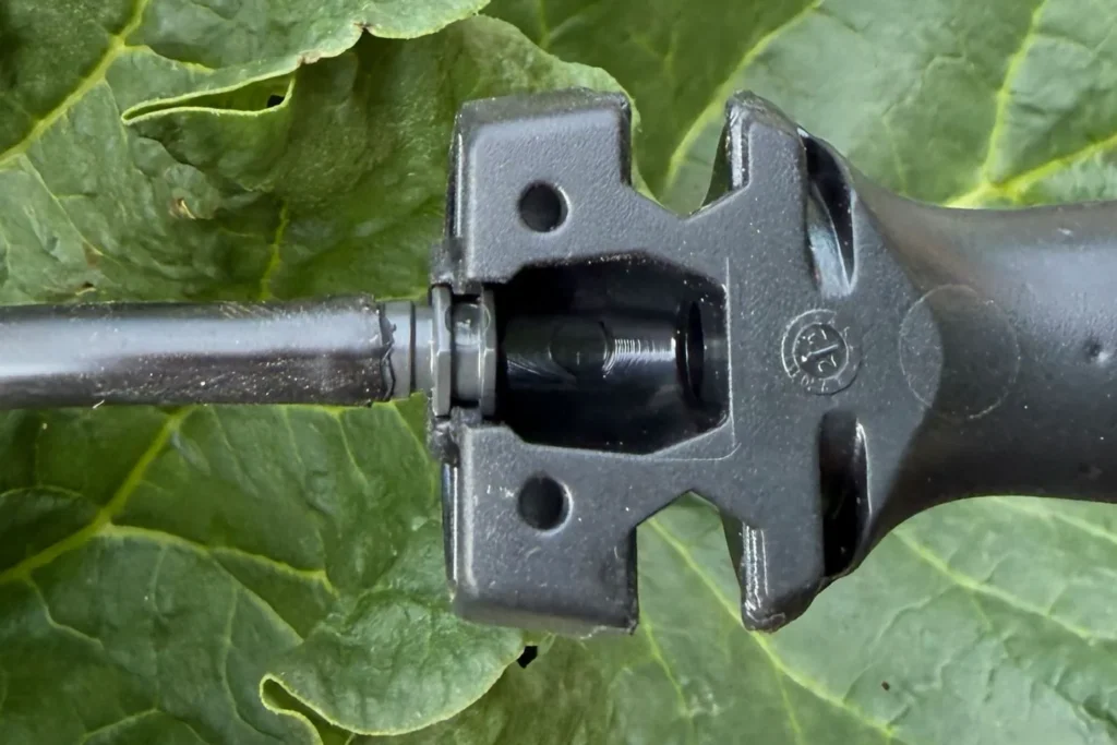Montagewerkzeug beim Eindrehen eines Verschlussstopfens in das 4,6-mm-Verlegerohr