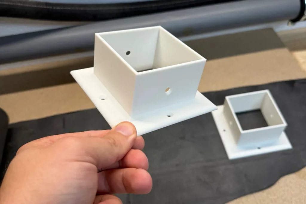 3D-gedruckter Pfostenschuh für ein Kantholz mit Schraublöchern.