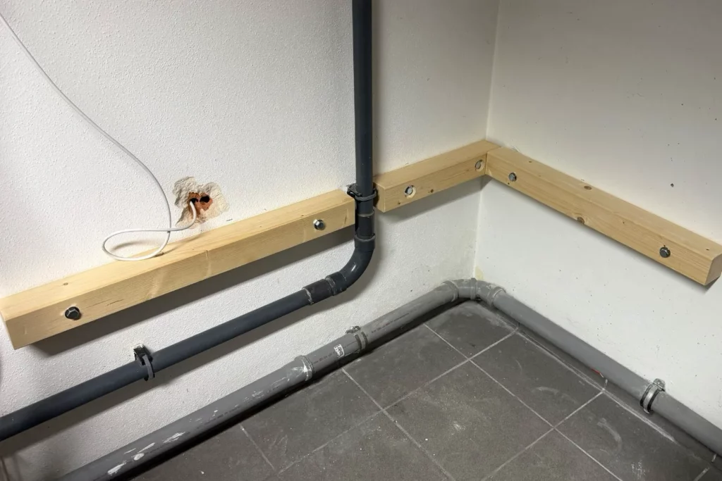 Alle Kanthölzer sind waagerecht an der Wand befestigt und bilden die Unterkonstruktion.