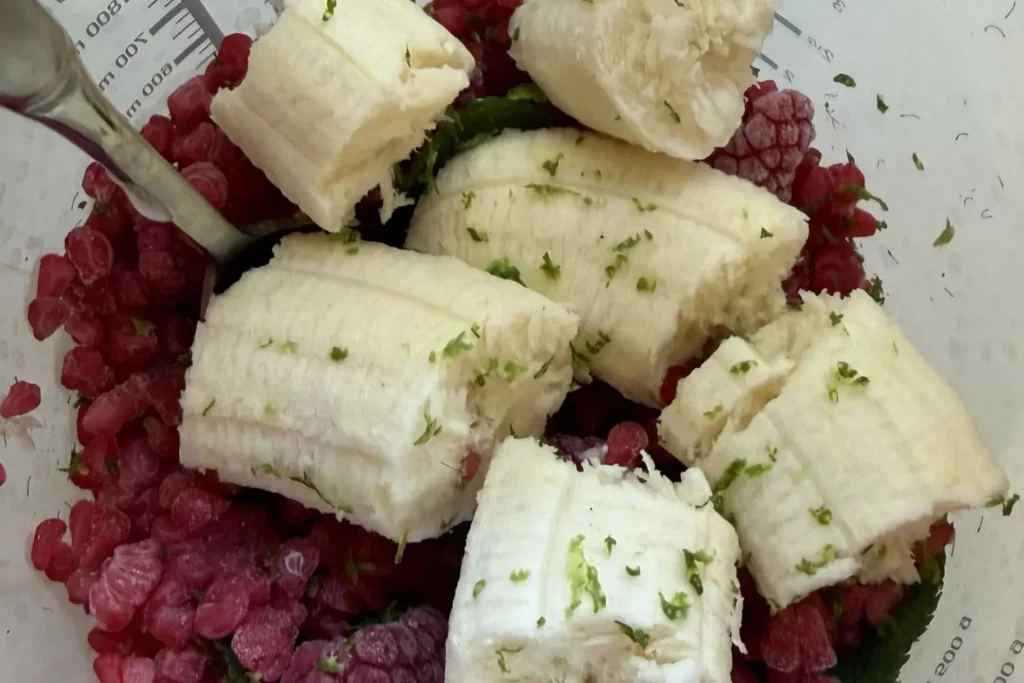 Banane mit Limettenabrieb für gesundes Himbeereis
