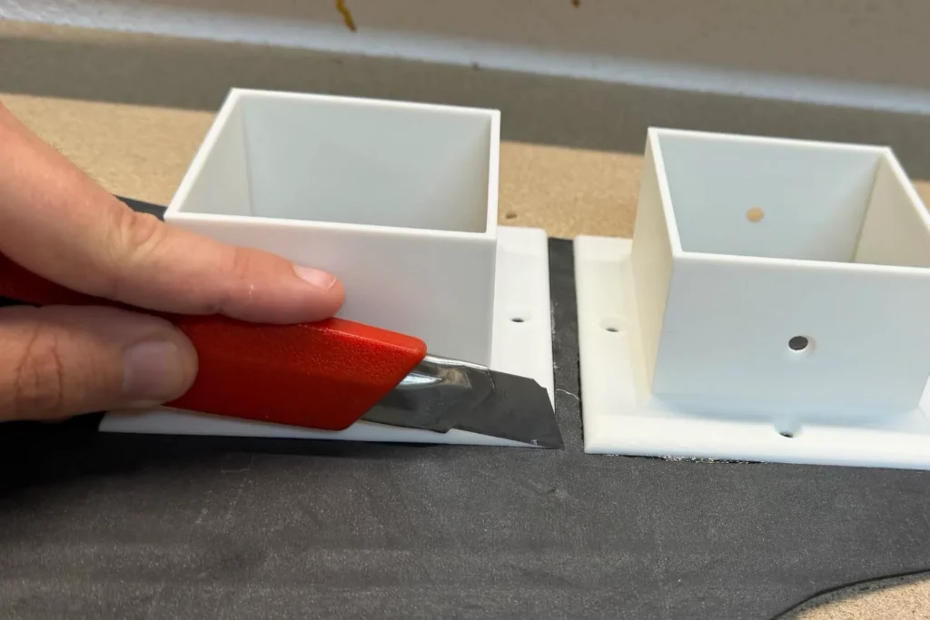 EPDM-Gummimatte mit einem Cuttermesser auf Maß zuschneiden.