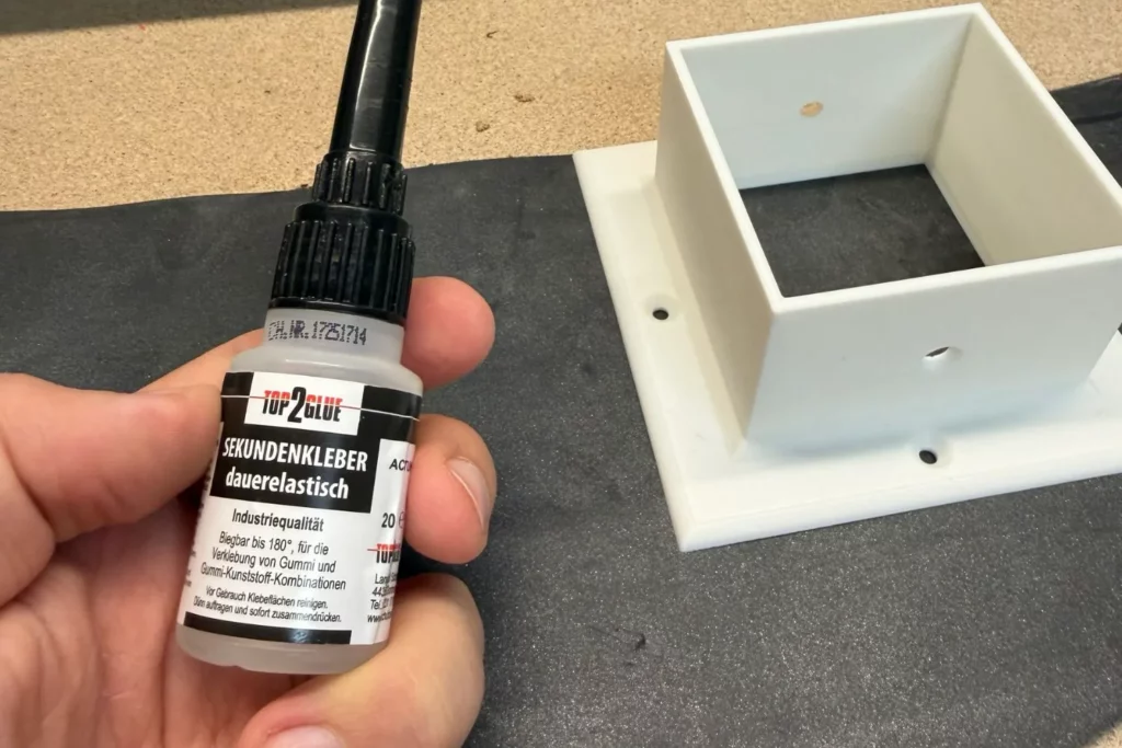 Flexibler Sekundenkleber zum Verkleben der EPDM-Gummimatte.