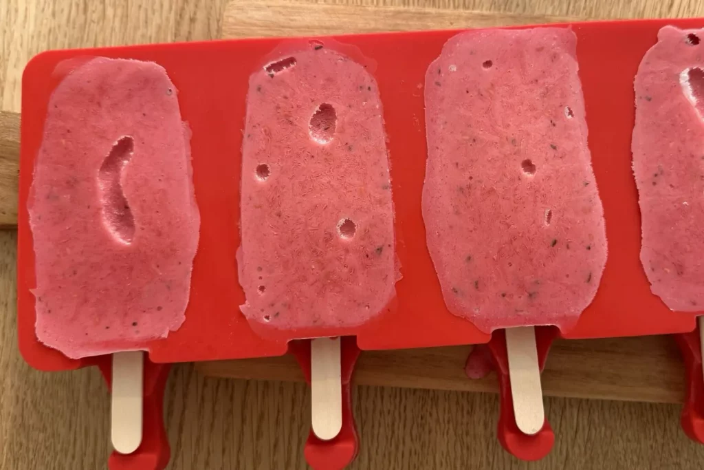 Gefrorenes Himbeereis in einer Silikon-Eisform