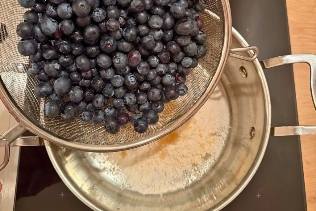 Frisch geerntete Heidelbeeren werden für Marmelade vorbereitet