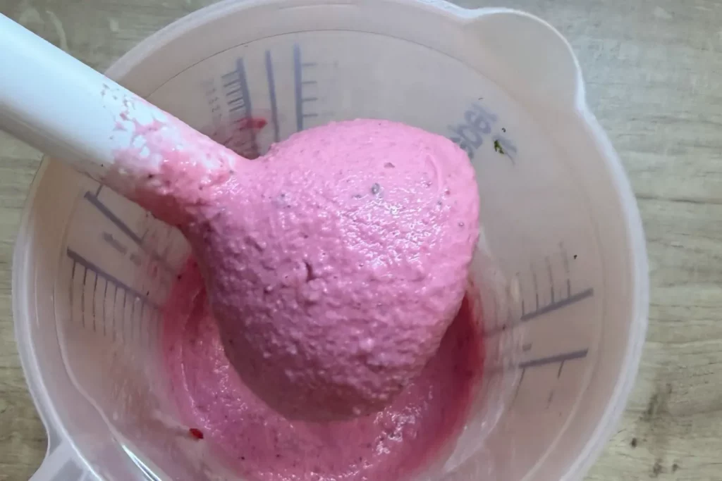 Fein pürierte Himbeereismasse mit Banane und Joghurt