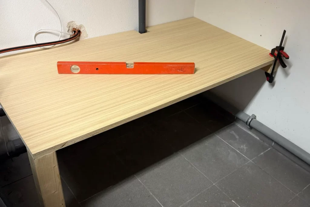 Multiplexplatte ist mit der Unterkonstruktion verschraubt und an das Abwasserrohr angepasst.