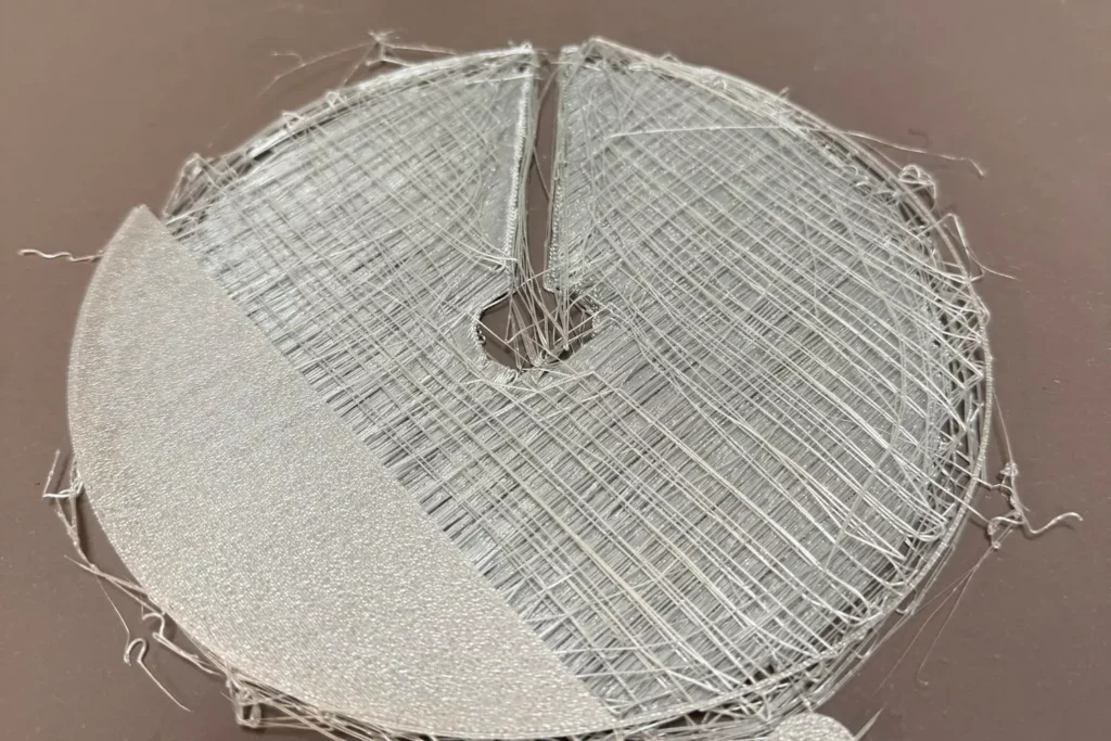 Fehlerhafter PETG-Druck mit starkem Fädenziehen durch feuchtes Filament