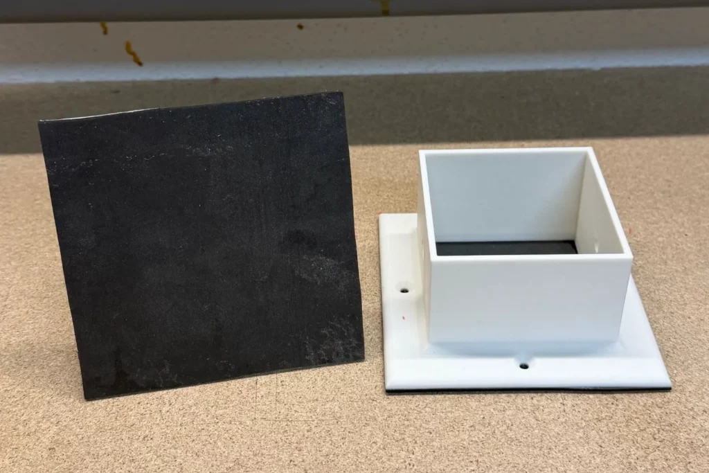 EPDM-Gummimatte wird als Schallschutz in den 3D-gedruckten Pfostenschuh eingelegt.