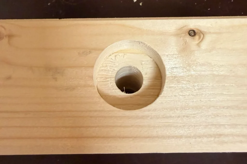 Senkbohrung im Holz für eine bündige Schraubverbindung.