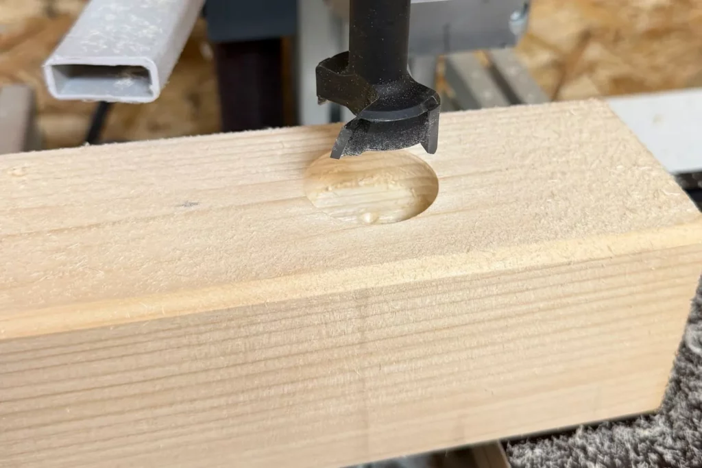 Forstnerbohrer beim Bohren einer Senkbohrung für den Schraubenkopf.