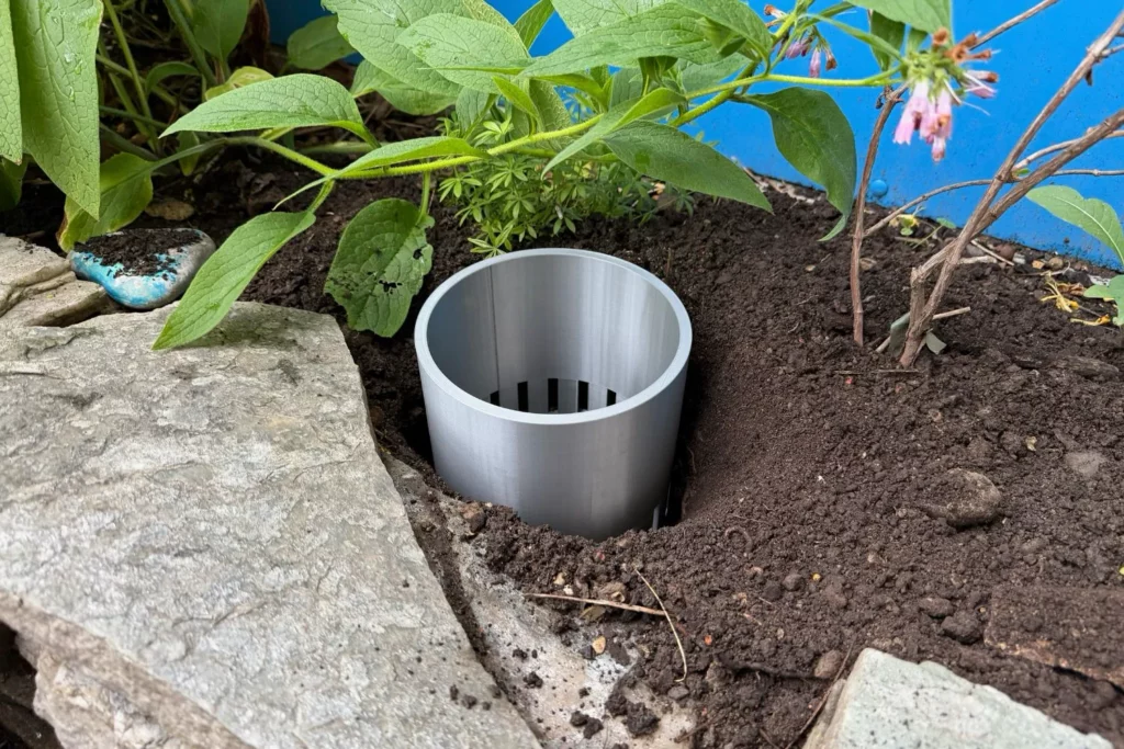 3D-gedruckte Wurmvase im Beet eingegraben