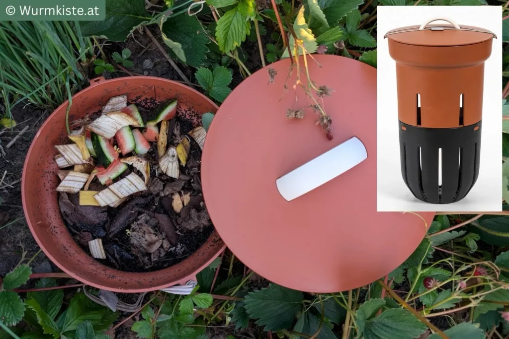 Wurmvase aus Kunststoff von Wurmkiste.at mit Küchenabfällen im Beet