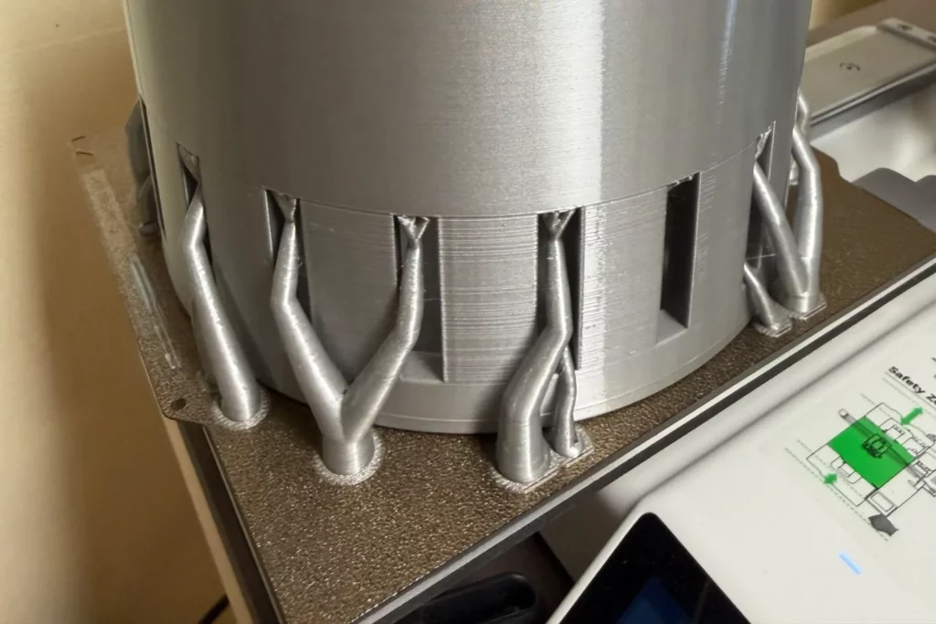 PETG-Druck der Wurmvase mit Supportstrukturen auf dem 3D-Drucker