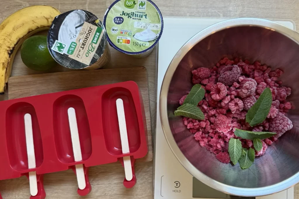 Zutaten für gesundes Himbeereis mit Banane und Joghurt