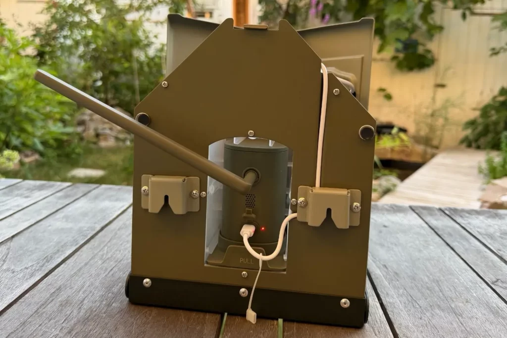 Herausnehmbares Kameramodul des Birdfy Feeder Metal 2 4K mit USB-C-Anschluss.