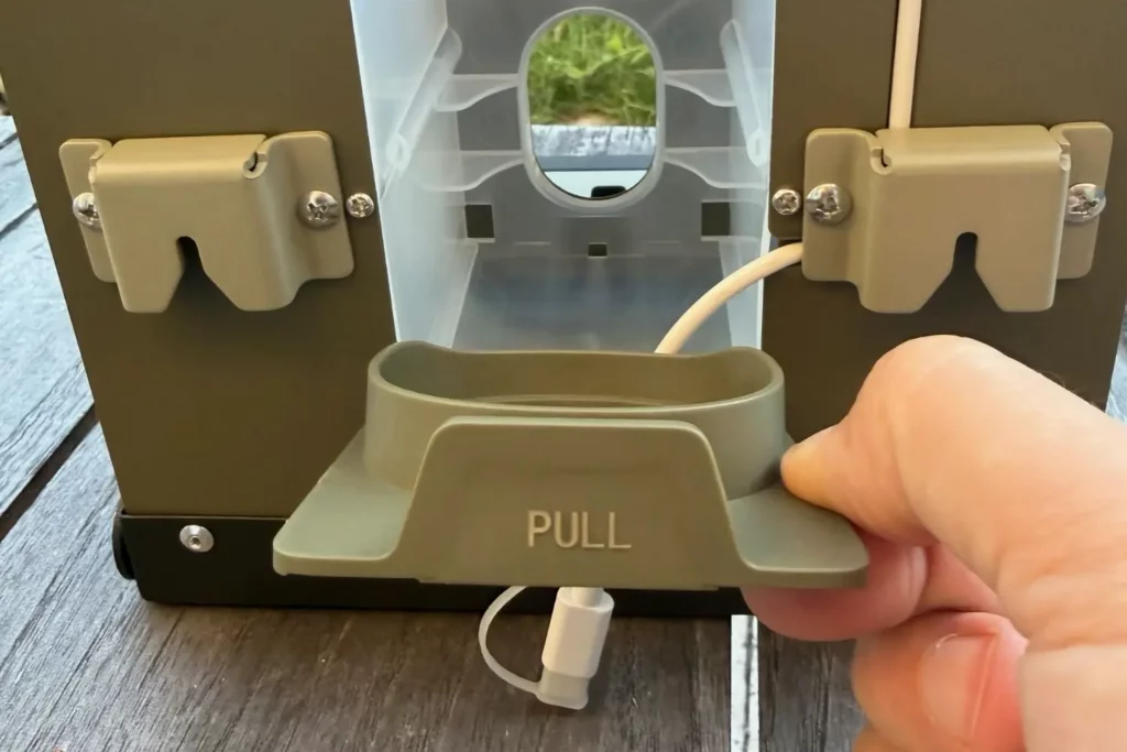 Rückseite des Birdfy Feeder Metal 2 4K mit eingesetzter Kamera und WLAN-Antenne.