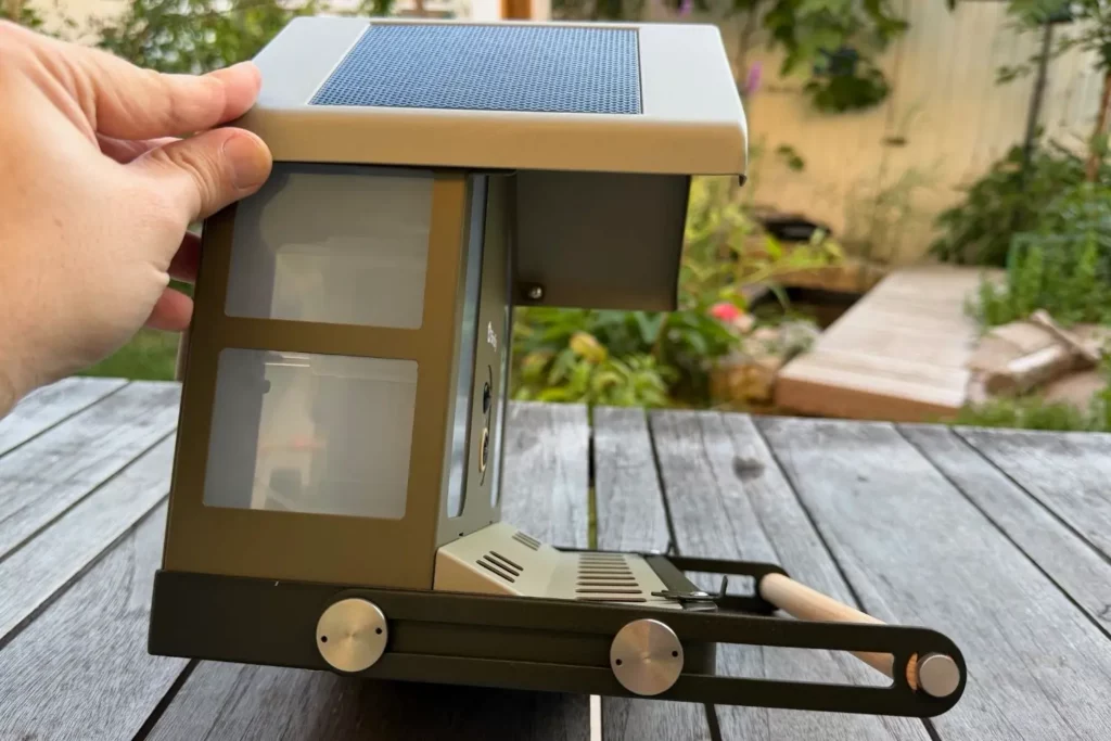 Birdfy Feeder Metal 2 4K mit integriertem Solardach und Metallgehäuse in der Seitenansicht.