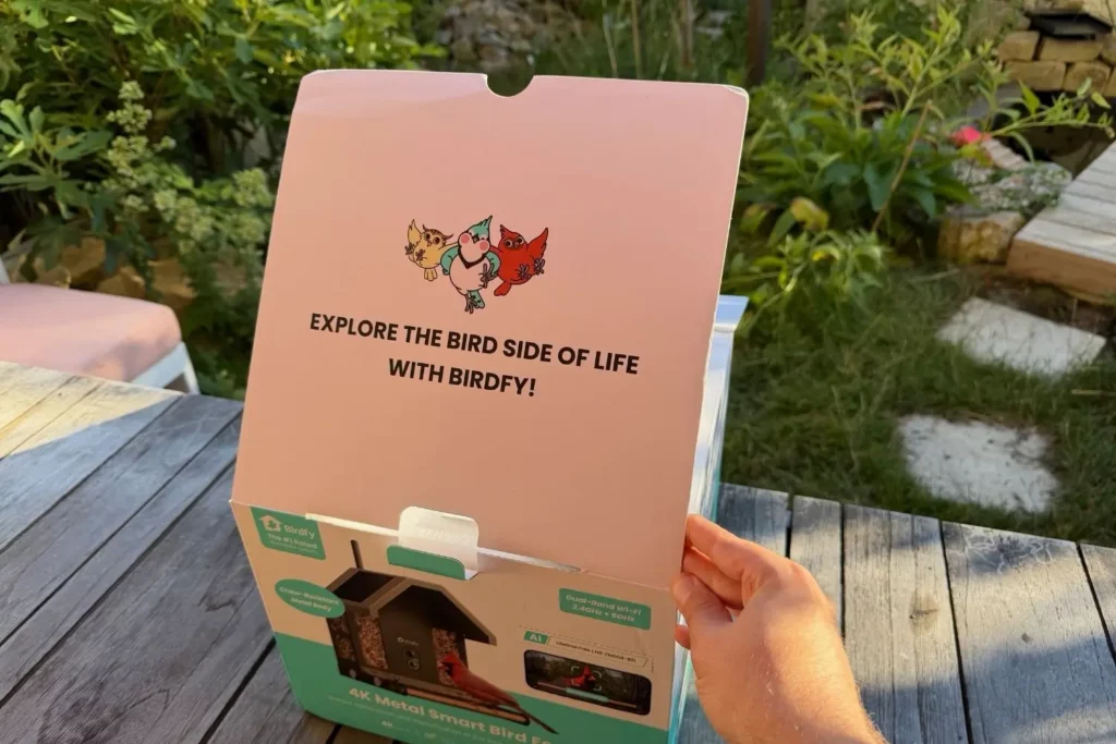 Geöffnete Verpackung des Birdfy Feeder Metal 2 4K mit hochwertiger Innenbedruckung.Geöffnete Verpackung des Birdfy Feeder Metal 2 4K mit hochwertiger Innenbedruckung.