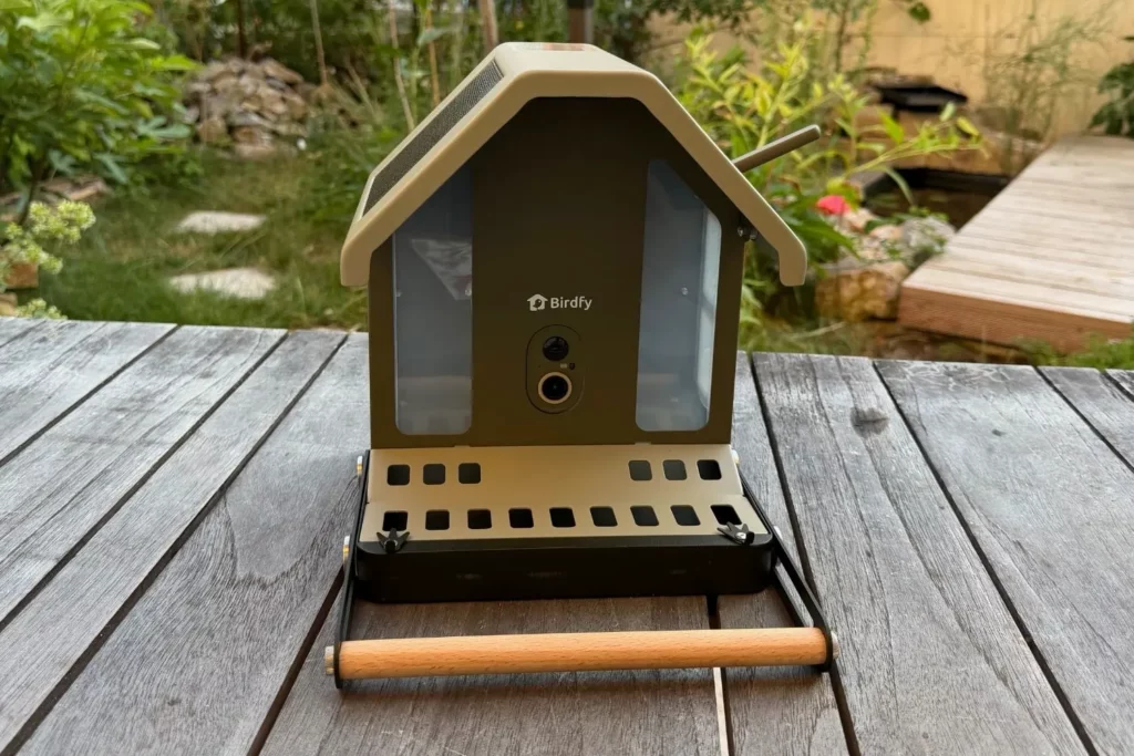 Birdfy Feeder Metal 2 4K von vorne mit Kamera, Futterschale und Sitzstange.