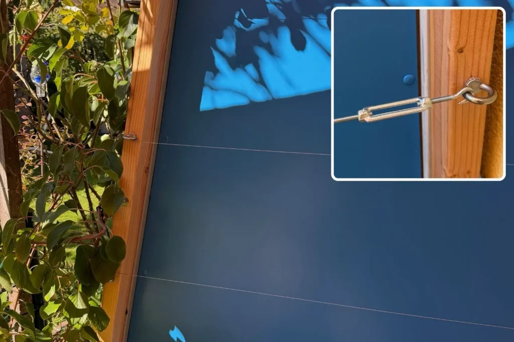Gespannter Edelstahldraht mit Spannschloss als Rankhilfe für Kletterpflanzen an einer Wand oder Pergola.