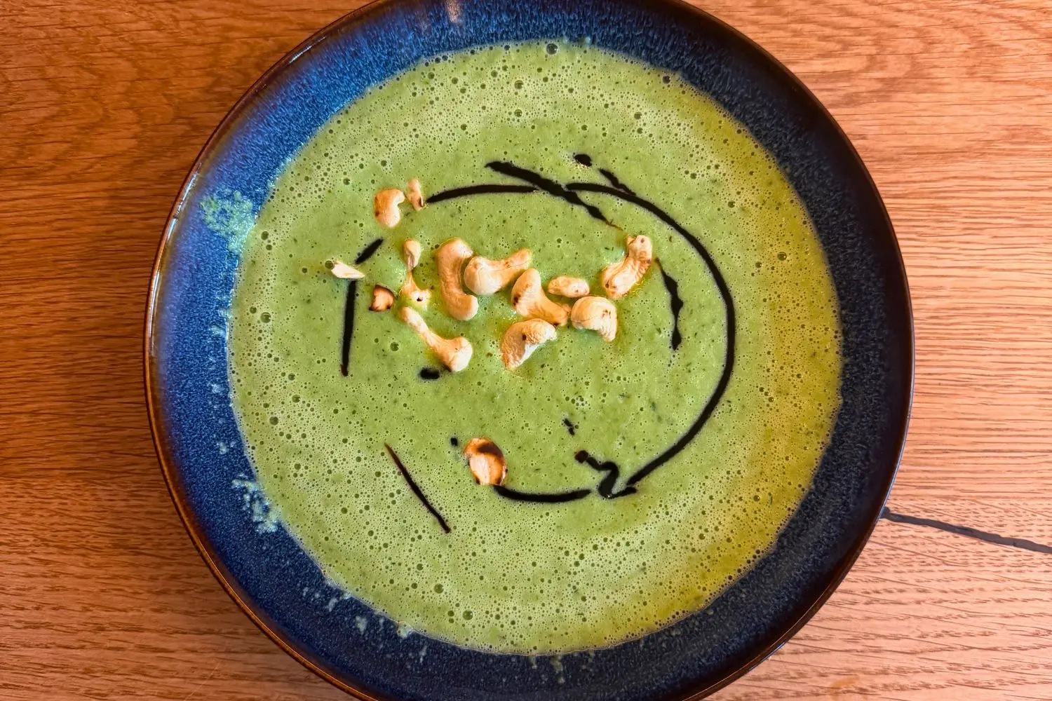 Kalte Gurkensuppe mit Avocado und Tahin – cremiges Sommerrezept