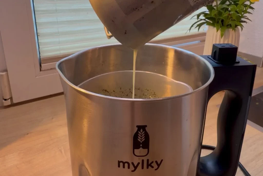 Frisch zubereitete Reismilch wird aus dem Mylky ausgegossen
