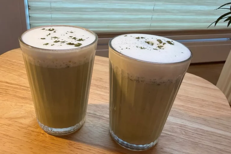Vanille-Matcha-Latte mit selbstgemachter Reismilch (Mylky-Rezept) Zwei Gläser Vanille-Matcha-Latte mit selbstgemachter Reismilch