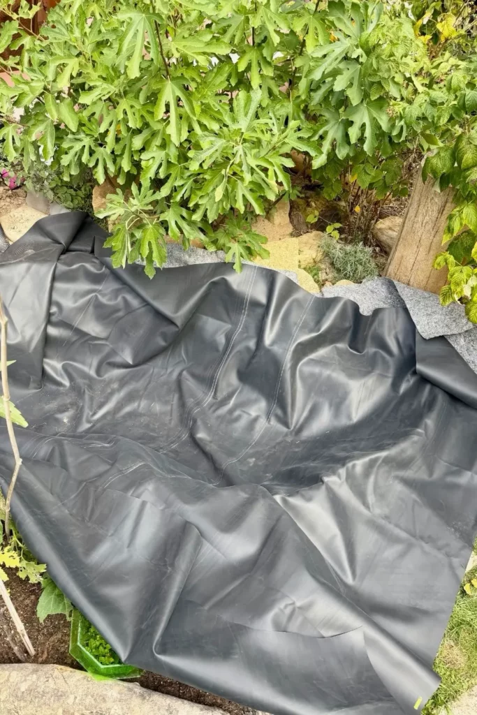 Schwarze EPDM-Folie liegt in der ausgehobenen Mulde des Sumpfbeets