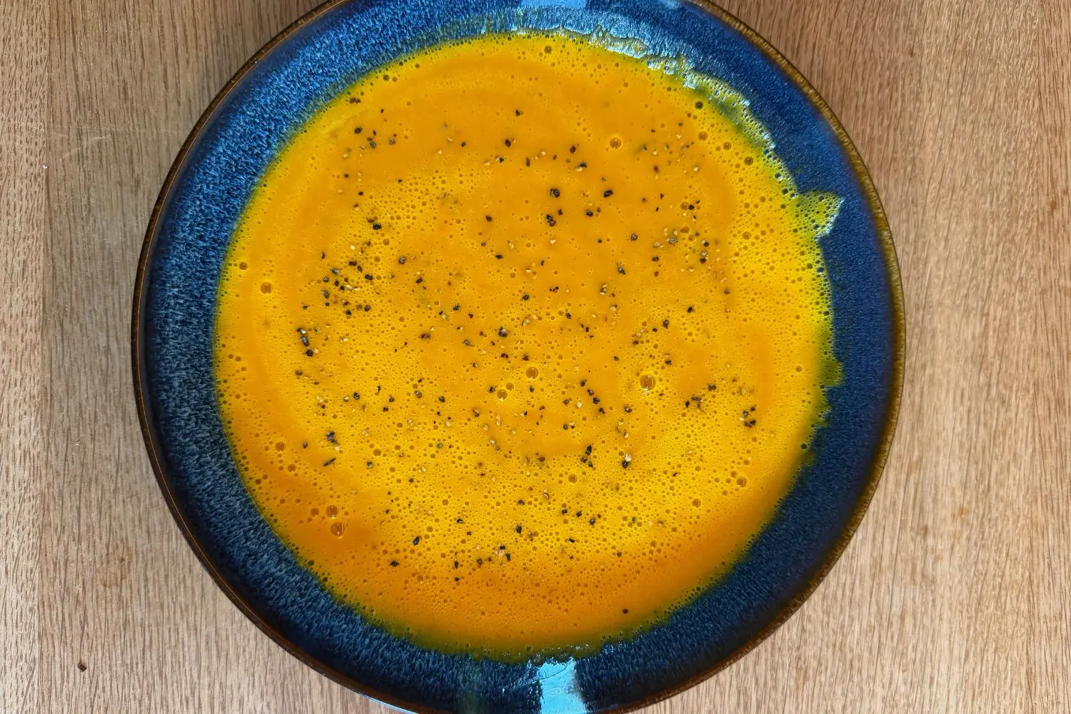 Feine Kürbissuppe mit Kokosmilch und Zitronenpfeffer