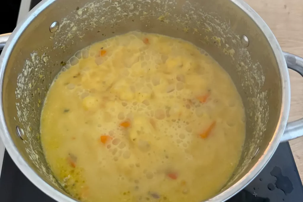 [kuerbissuppe-mit-kokosmilch-vor-dem-puerieren.webp](/Users/janik/Documents/biogartenliving/Codex-Projektordner/bilder/kuerbissuppe/kuerbissuppe-mit-kokosmilch-vor-dem-puerieren.webp)	Kürbissuppe mit Kokosmilch und Kürbisstücken im Topf vor dem Pürieren